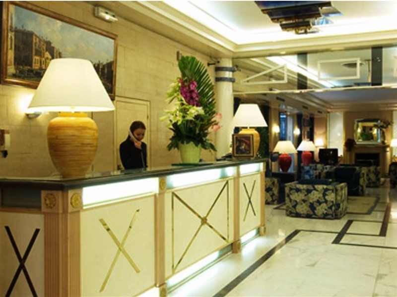 Royal Garden Champs-Elysees Париж Интерьер фото